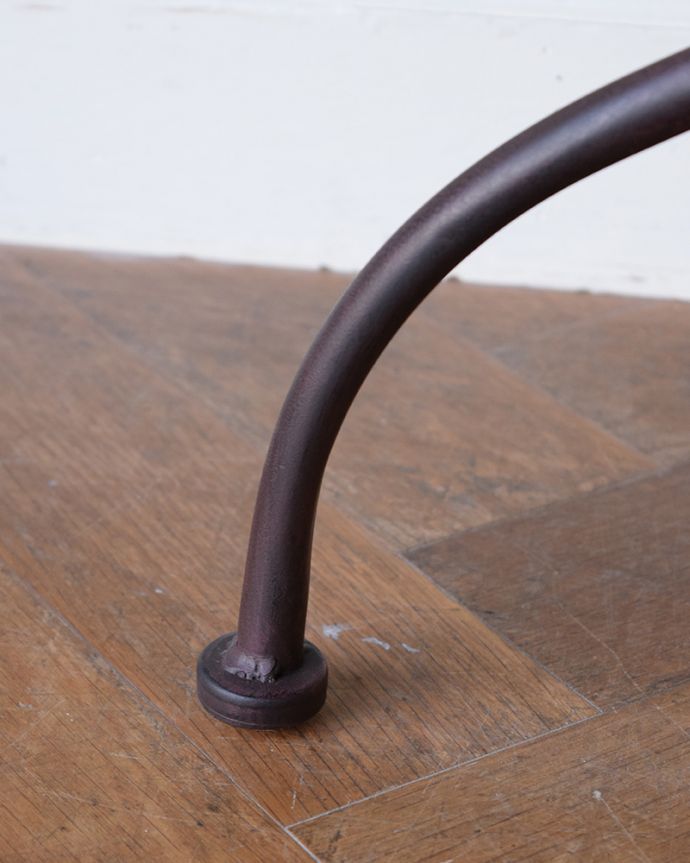 アンティーク風の家具　アンティーク風　傘立ても付いてとっても便利に使えるアンティーク風のアイアンコートハンガー。女性1人でラクラク運べちゃう仕掛けHandleの家具は、脚の裏にフェルトキーパーをお付けしています。(y-214-f)