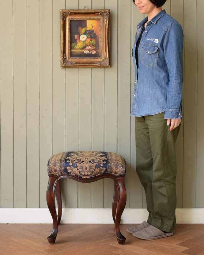 アンティーク風のスツール