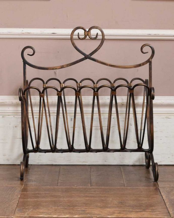 アンティーク風の家具 アンティーク風 ハートのモチーフがとっても可愛いアンティーク風のマガジンラック。曲線で作られた可愛いデザイン可愛い曲線を組み合わせたデザイン。(y-216-f)