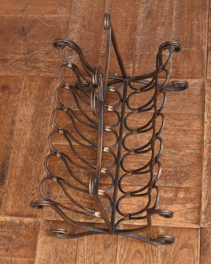 アンティーク風の家具 アンティーク風 ハートのモチーフがとっても可愛いアンティーク風のマガジンラック。上から見ると・・・意外にたっぷり収納できるので、新聞や雑誌、本などをいろいろ入れて使って下さい。(y-216-f)