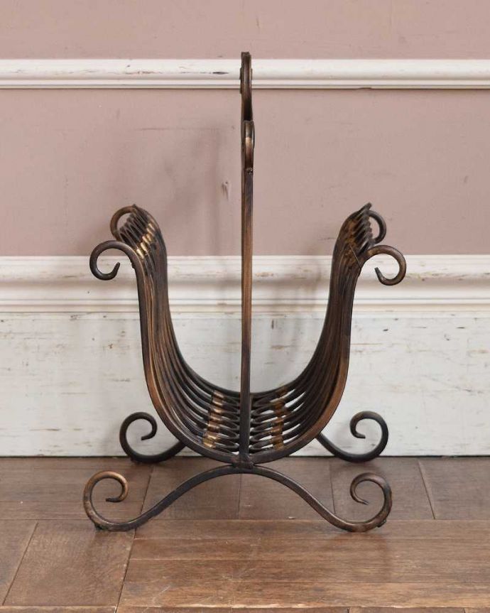 アンティーク風の家具 アンティーク風 ハートのモチーフがとっても可愛いアンティーク風のマガジンラック。横から見ると・・・横から見てもお洒落なシルエット。(y-216-f)