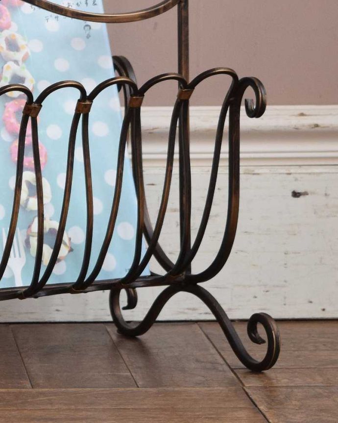 アンティーク風の家具 アンティーク風 ハートのモチーフがとっても可愛いアンティーク風のマガジンラック。足先も可愛いくるんと湾曲した丸い脚先のデザイン。(y-216-f)