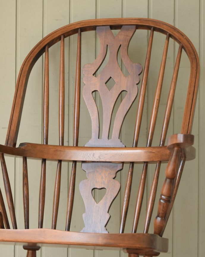 ダイニングチェア アンティーク風 オークロッキングチェア しっかりと包み込んでくれる背もたれ・・・背中をしっかりと支えてくれる背もたれは、デザインもオシャレ。(y-220-c)