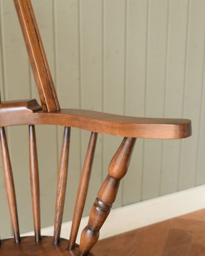 ダイニングチェア アンティーク風 オークロッキングチェア さらにリラックスできるアーム付き立ち上がる時に便利なアーム付き。(y-220-c)