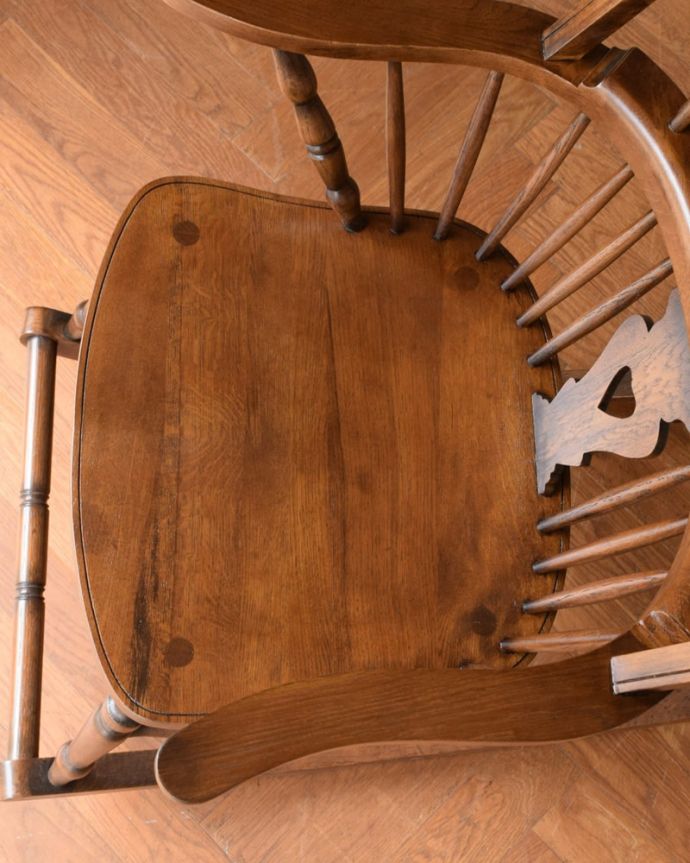 ダイニングチェア アンティーク風 オークロッキングチェア 座面に隠されたヒミツお尻と太もも部分に座りやすいように入っている座繰りという彫。(y-220-c)