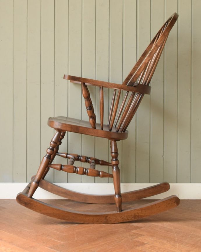 ダイニングチェア アンティーク風 オークロッキングチェア 横から見てもカッコいい!バツグンの掛け心地が自慢のロッキングチェア。(y-220-c)