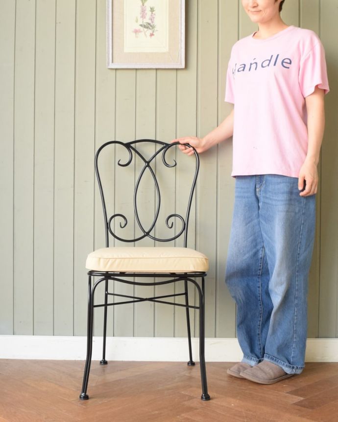 背もたれのデザインが可愛いガーデンチェア