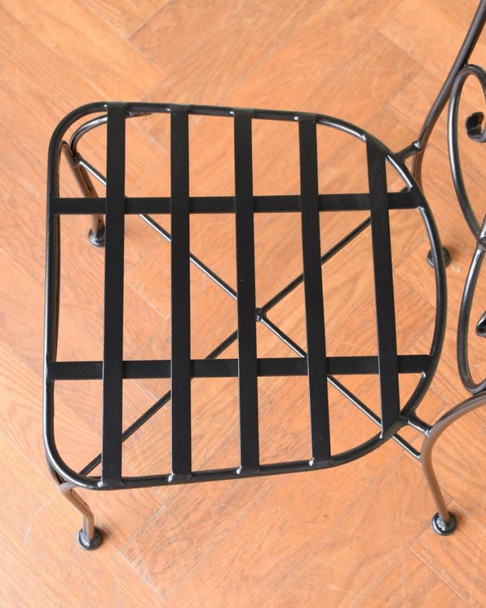 アンティーク風の椅子　アンティーク風　アイアンチェア　座クッションを取ると･･･クッションが取り外し出来るので、とっても便利。(y-221-c)