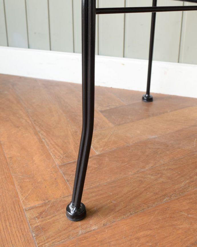 アンティーク風の椅子　アンティーク風　アイアンチェア　足先は･･･細くても、しっかり安定感のある足先です。(y-221-c)