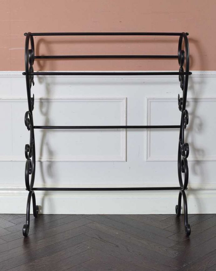 アンティーク風の家具　アンティーク風　ホテル仕様のオシャレなフォルム、アイアン製のタオルハンガー（５本タイプ）。ランドリールームにピッタリ。(y-221-f)