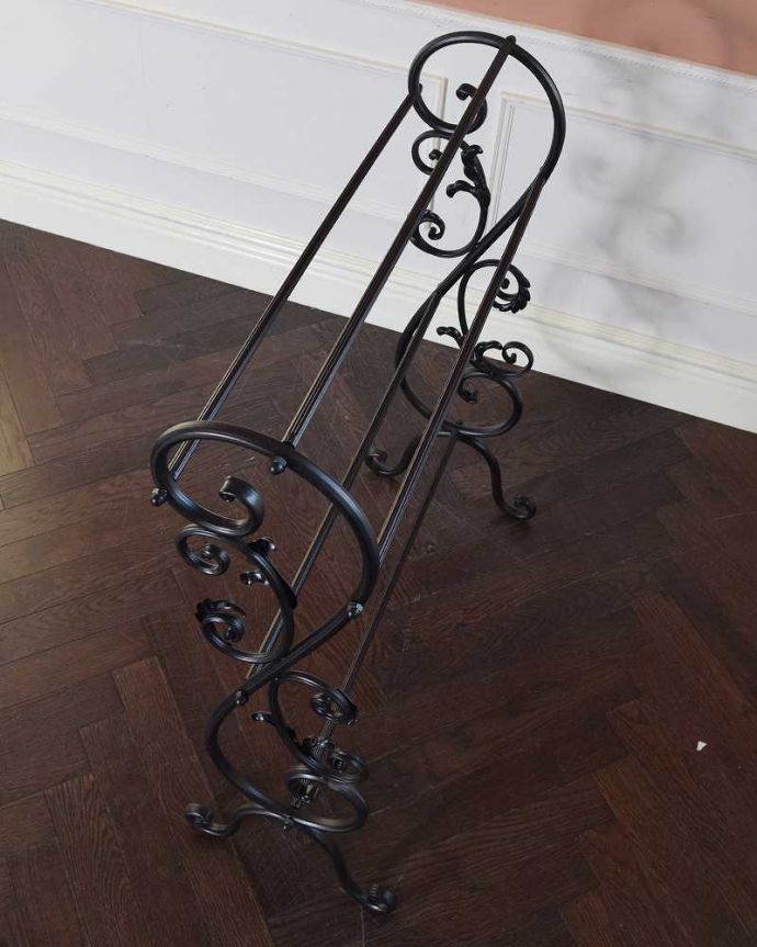 アンティーク風の家具　アンティーク風　ホテル仕様のオシャレなフォルム、アイアン製のタオルハンガー（５本タイプ）。奥行きも浅いので置く場所も選びません。(y-221-f)