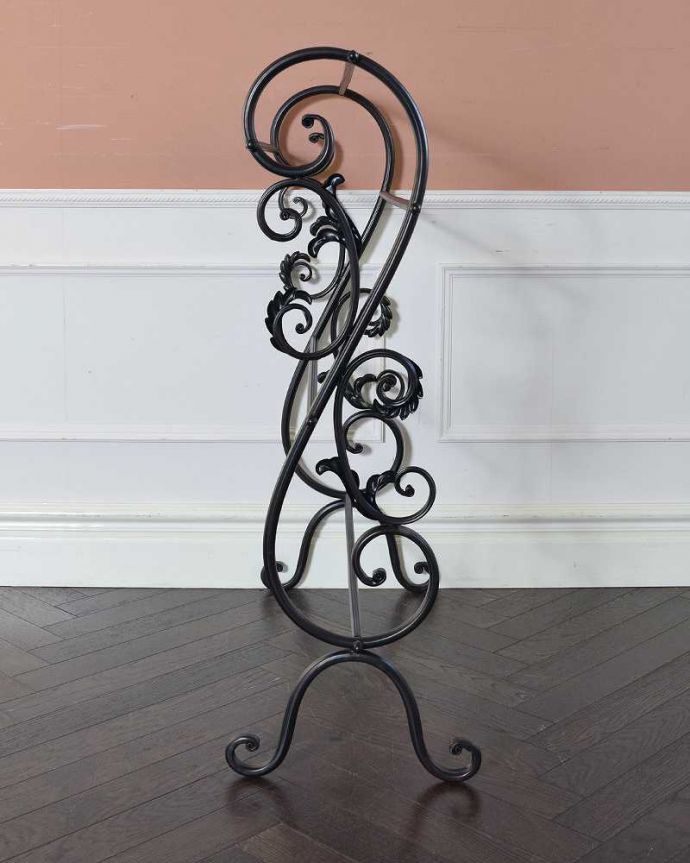 アンティーク風の家具　アンティーク風　ホテル仕様のオシャレなフォルム、アイアン製のタオルハンガー（５本タイプ）。横から見てもお洒落なシルエットです。(y-221-f)