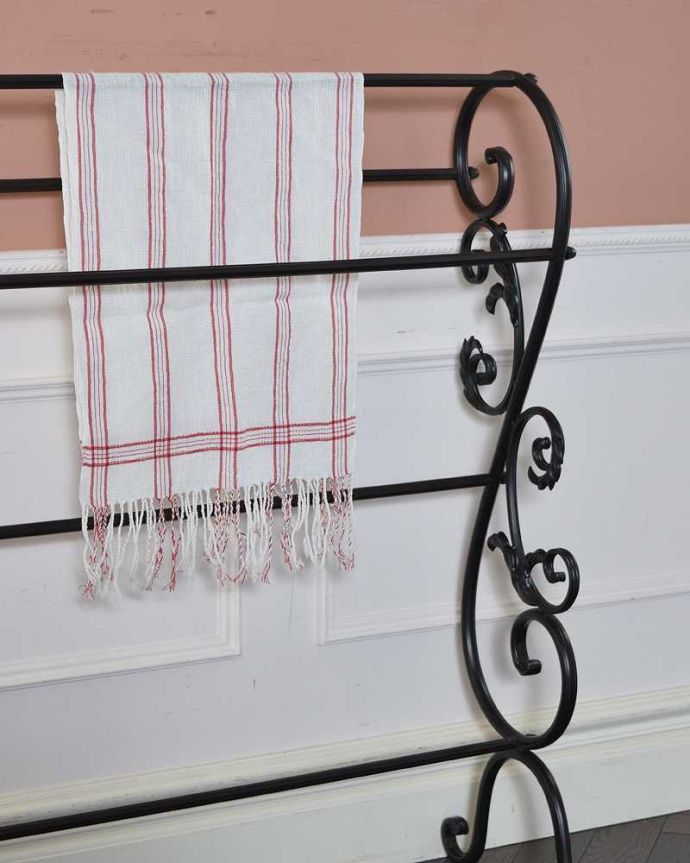 アンティーク風の家具　アンティーク風　ホテル仕様のオシャレなフォルム、アイアン製のタオルハンガー（５本タイプ）。クルクルしたアイアンがお洒落です。(y-221-f)