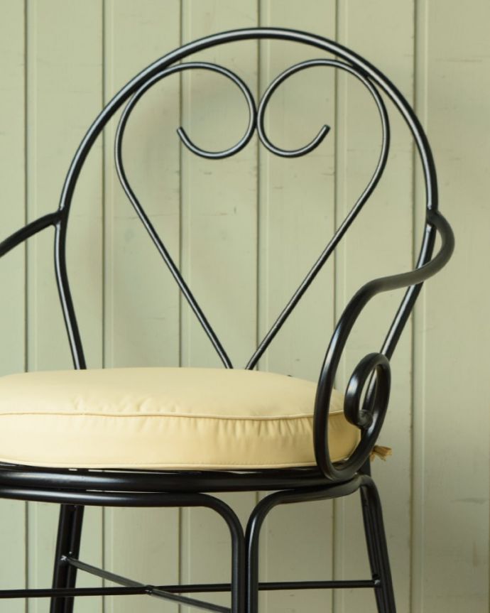 アンティーク風の椅子　アンティーク風　アイアンアームチェア　しっかり支えてくれる背もたれアイアンを曲げて作り出された背もたれが、優雅で美しい～見ているだけで癒されます。(y-223-c)