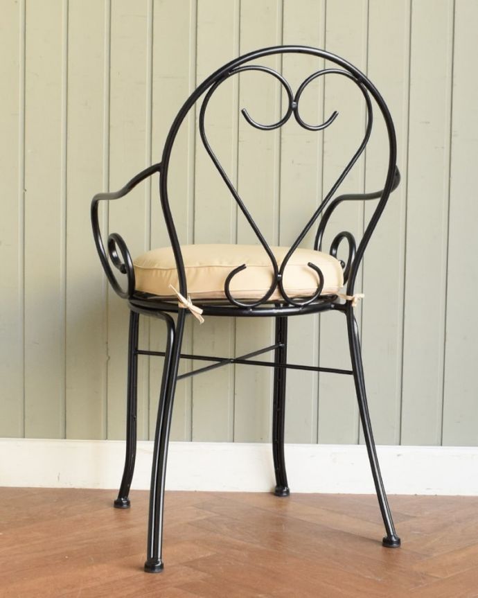 アンティーク風の椅子　アンティーク風　アイアンアームチェア　後ろ姿も可愛いいんです。(y-223-c)