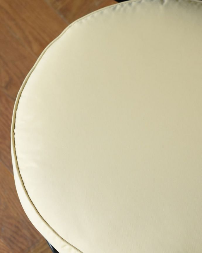 アンティーク風の椅子　アンティーク風　アイアンアームチェア　近づいてみると･･･ナチュラルなカラーの座面は、どんなインテリアにも合わせやすいです。(y-223-c)