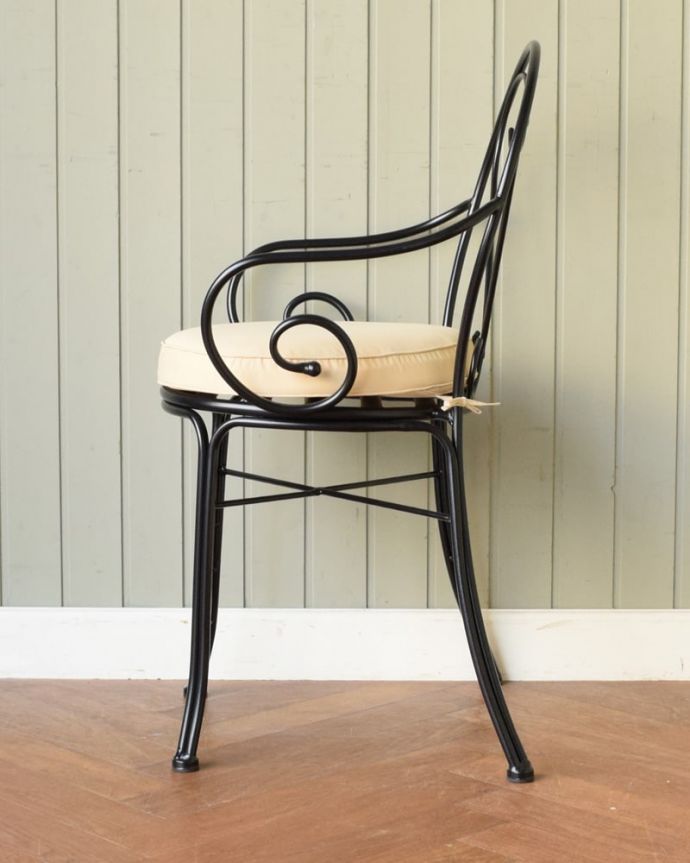 アンティーク風の椅子　アンティーク風　アイアンアームチェア　横から見ると･･･どこから見ても可愛い緩やかなカーブを描いたアイアンが優しい女性らしい雰囲気です。(y-223-c)