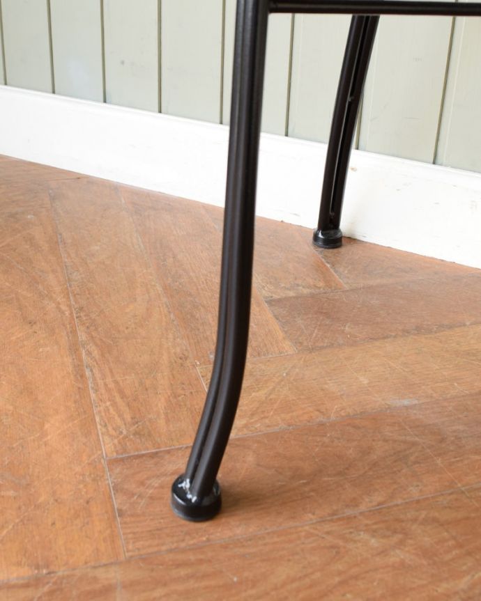 アンティーク風の椅子　アンティーク風　アイアンアームチェア　足先は･･･細くても、しっかり安定感のある足先です。(y-223-c)