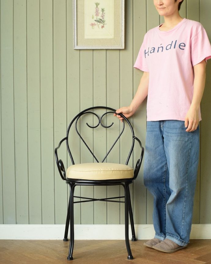 アンティーク風の椅子　アンティーク風　アイアンアームチェア　背もたれのハートがとっても可愛いまるでアンティークのようなガーデンチェア。(y-223-c)