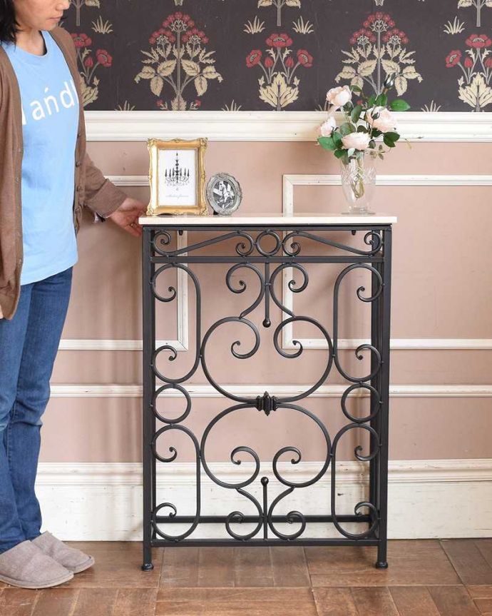 アンティーク風のコンソールテーブル