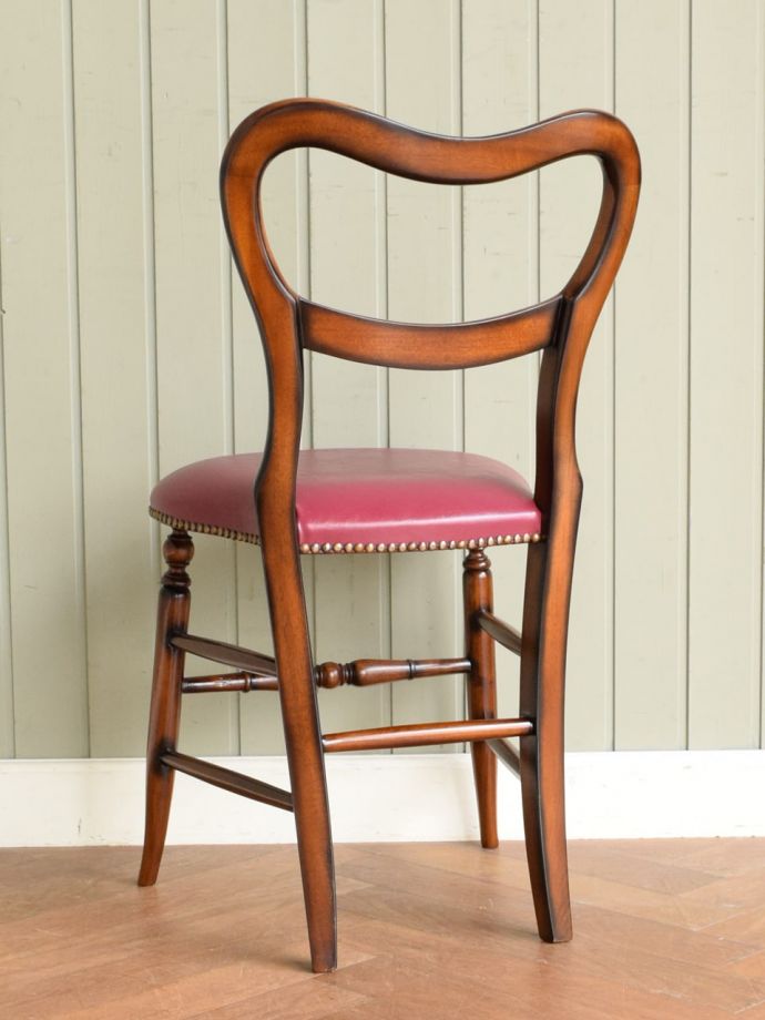 アンティーク風チェアの後ろ姿