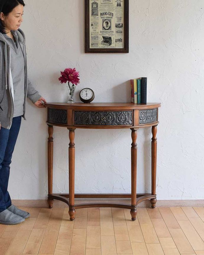 アンティーク風の家具 アンティーク風 アンティーク風木製コンソールテーブル(引き出し付き)。壁にピタッと付けるだけで出来るおしゃれコーナーハーフムーン型のコンソールテーブルは見せる場所を作ってくれる最強のアンティーク家具。(y-225-f)