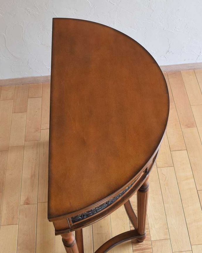 アンティーク風の家具 アンティーク風 アンティーク風木製コンソールテーブル(引き出し付き)。上から見ると半分のお月様が見えますハーフムーン(半月型)の天板には、何を置いても素敵に魅せてくれる力があります。(y-225-f)