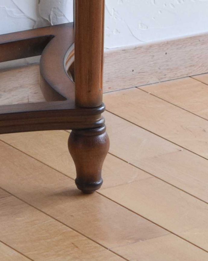 アンティーク風の家具 アンティーク風 アンティーク風木製コンソールテーブル(引き出し付き)。持ち上げなくても移動できます!Handleの家具は、脚の裏にフェルトキーパーをお付けしていますので、床を滑らせてれば女性1人でも移動が簡単です。(y-225-f)