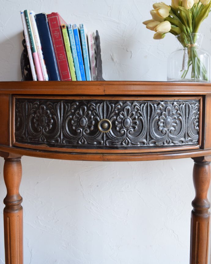 アンティーク風の家具 アンティーク風 アンティーク風木製コンソールテーブル(引き出し付き)。開ける度にワクワク・・・アンティークにしか見えない程美しい彫り。(y-225-f)