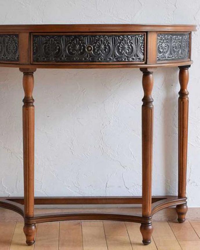 アンティーク風の家具 アンティーク風 アンティーク風木製コンソールテーブル(引き出し付き)。美しいデザインが印象的実用性を求めない見せ場を作ってくれるコンソールは、何より見た目が重要。(y-225-f)
