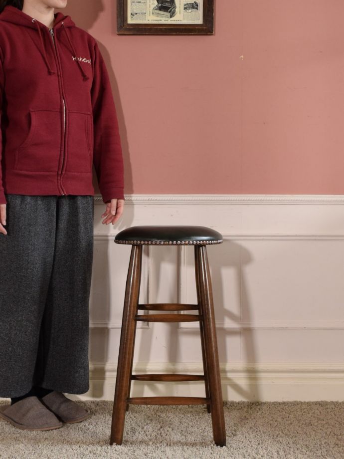 アンティーク風のおしゃれなスツール