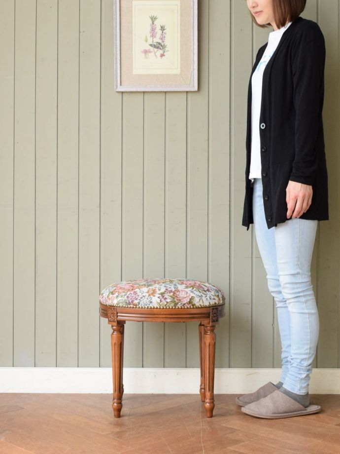 アンティーク風のスツール