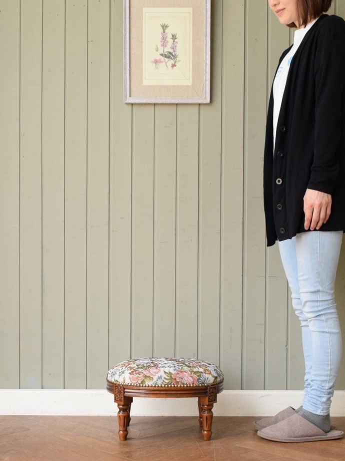 アンティーク風のスツール