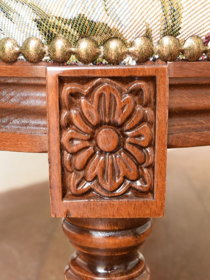 アンティーク調椅子の装飾