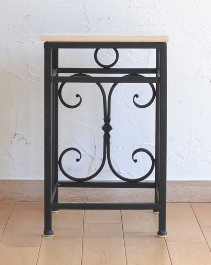 アンティーク風家具の横