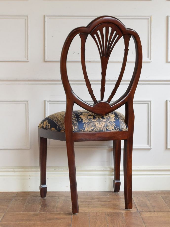 アンティーク風チェアの後ろ姿