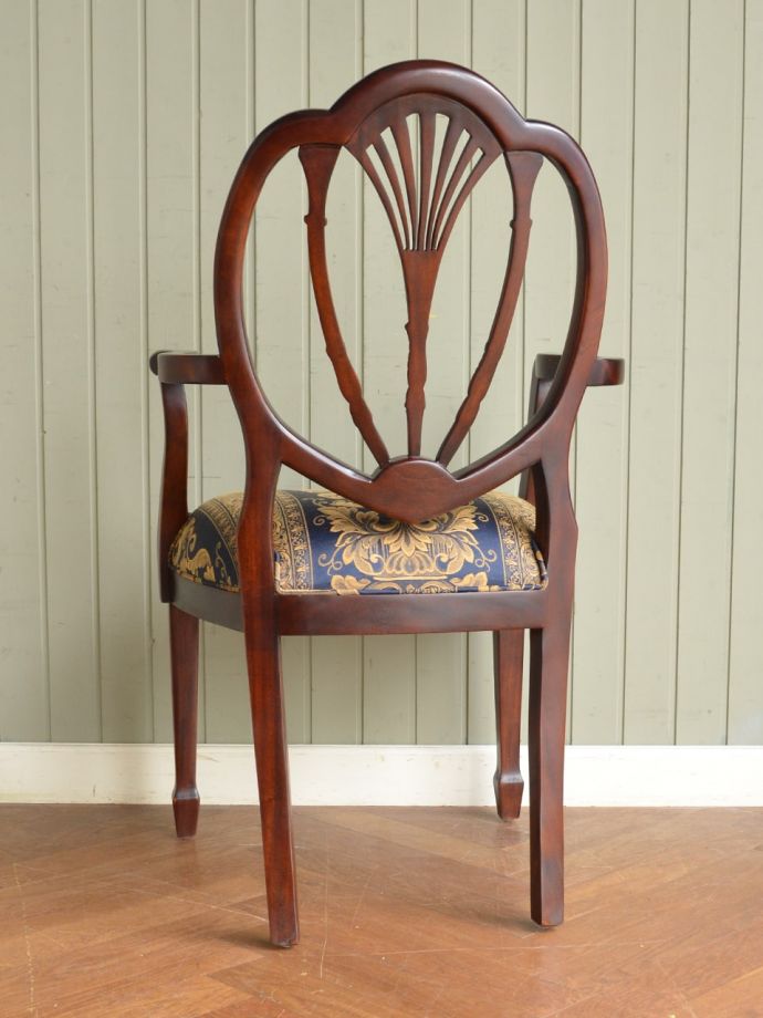 アンティーク風チェアの後ろ姿