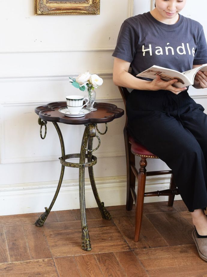 アンティークのサイドテーブル