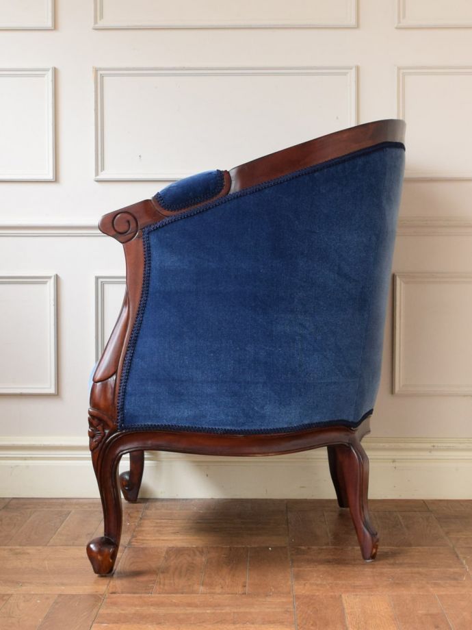 アンティーク風ソファの横