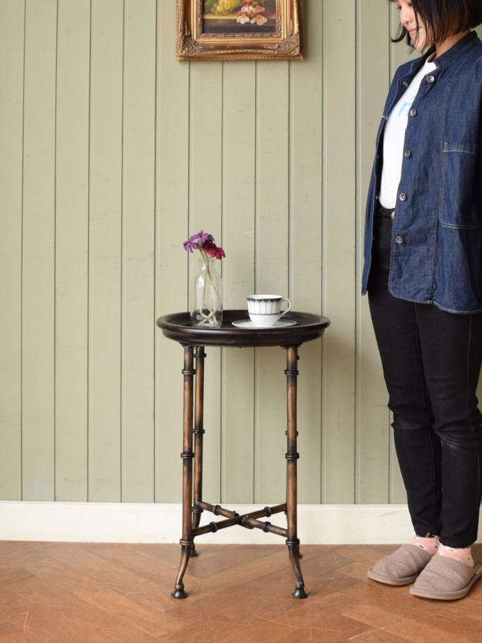 アンティーク風のオケージョナルテーブル