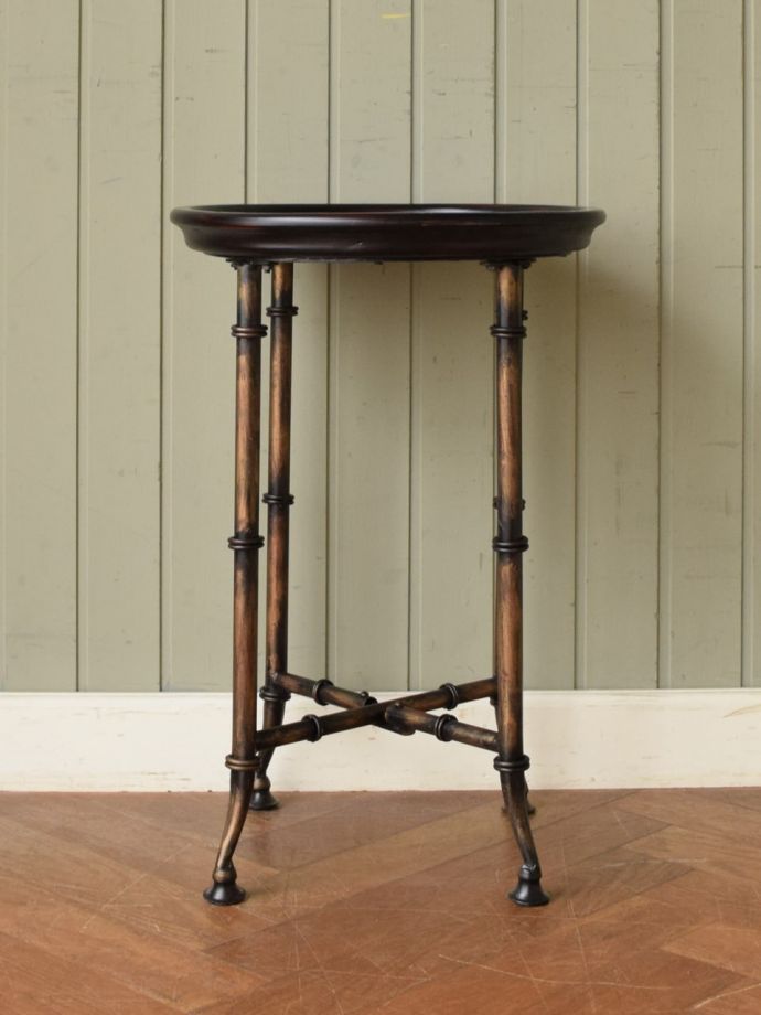 サイドテーブルの側面