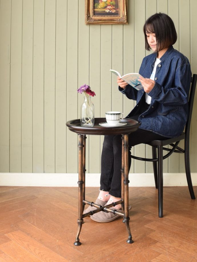 アンティーク風のサイドテーブル