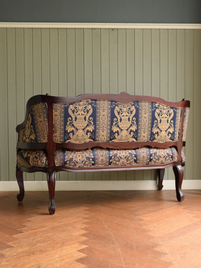 ソファの後ろ姿