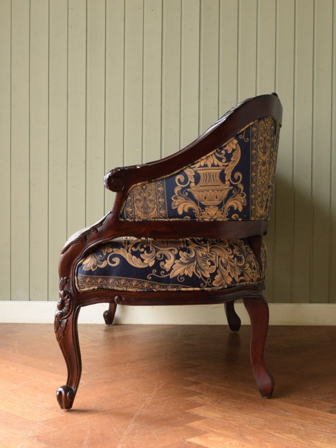 アンティーク風ソファの横