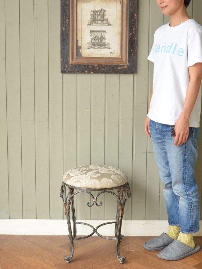 アンティーク風のスツール