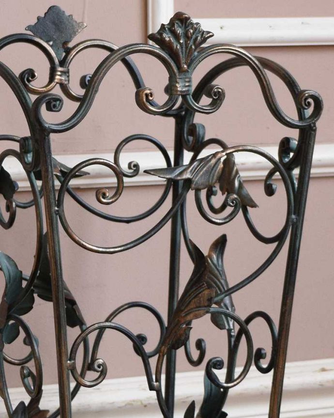 玄関雑貨　インテリア雑貨　木の葉モチーフのアイアン製アンブレラスタンド（傘立て）。木の葉の装飾がエレガントなデザインです。(y-237-f)