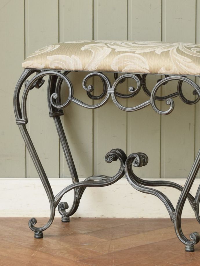 おしゃれなフレンチスタイルのスツール