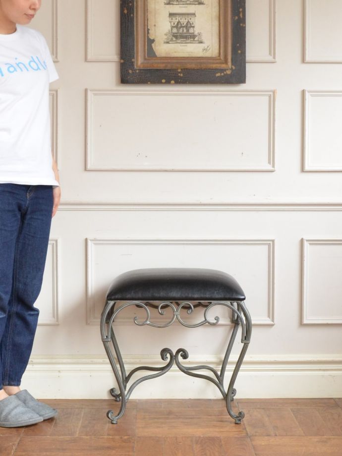 アンティーク風のスツール