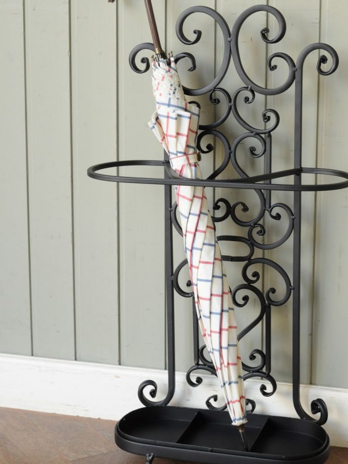 アンティーク調のおしゃれな傘立て、アイアンのアンブレラスタンド(y