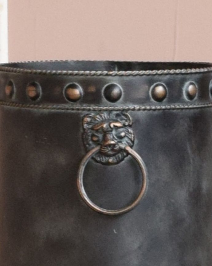 アンティーク風の家具 アンティーク風 獅子モチーフの持ち手が付いたアイアン傘立て(アンブレララック)。持ち手には獅子モチーフの装飾が付いています。(y-241-f)